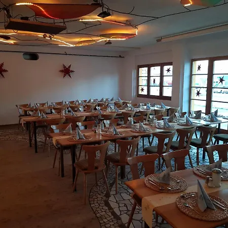 Hostel Schiff - *