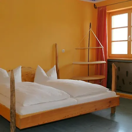 Albergue Schiff - *