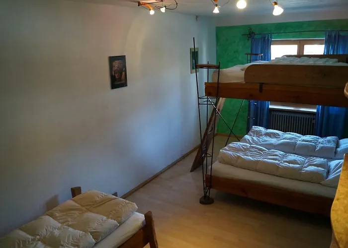 Hostel Schiff - *